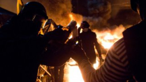 В столкновениях с митингующими погибли уже девять милиционеров.