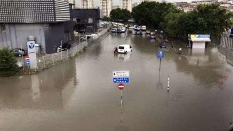 Стамбул опинився під водою. Фото: twitter.com/Haberturk