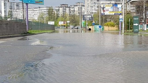 Порив водопроводу на вул. Борщагівській мають намір відремонтувати до ранку. Фото: facebook.com/dtp.kiev.ua