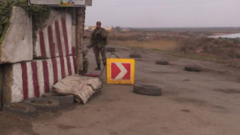 Водії отримують листівки про Крим, перетинаючи адмінкордон у Херсонській області
