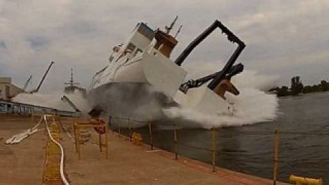 На верфи никто серьезно не пострадал, но один из тех, кто спускал корабль на воду, сломал ногу. Кадр из видео