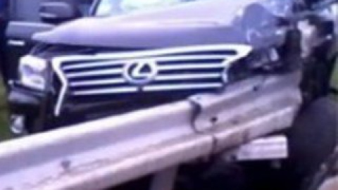 Lexus нанизался на металлический отбойник, который прошил весь автомобиль. Кадр из видеоролика на YouTube