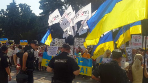500 человек требуют под Радой принятия закона о люстрации