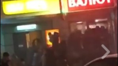 У центрі Києва натовп трощить машини і магазини