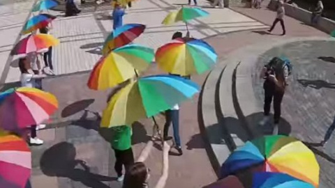 Відео дня: діти з парасольками провели яскравий флешмоб в центрі Києва