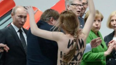 Путін був здивований. Фото з мікроблога Femen в Twitter