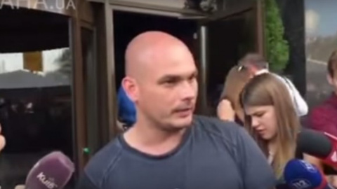 Кирилов хотів вистрибнути з третього поверху готелю "Хрещатик". Скріншот відео 