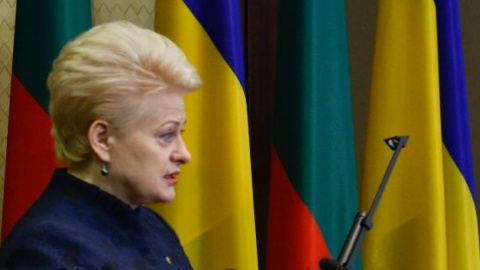 Грібаускайте вручила перископ на прес-конференції. Фото: president.gov.ua 