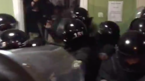 Поліція розчистила зал суду. Скріншот відео twitter/superumka