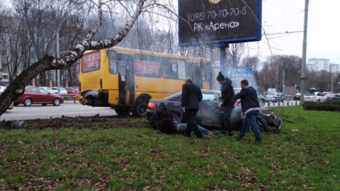 Біля парку КПІ в Києві автомобіль врізався у маршрутку