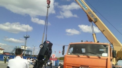 Рятувальники встигли витягти водія і витягли машину. Фото: kerch.com.ru