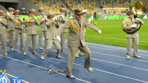 Перед матчем "Динамо" - "Олімпік" військовий оркестр виконав "it's My Life" в честь київського клубу 