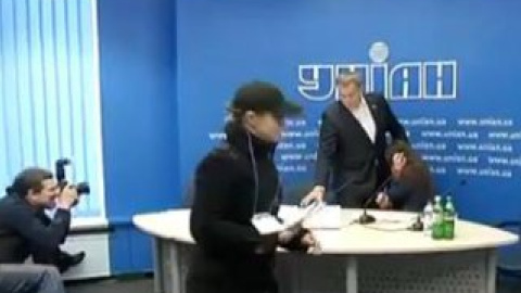 Инцидент произошел во время пресс-конференции депутата. Скриншот видео