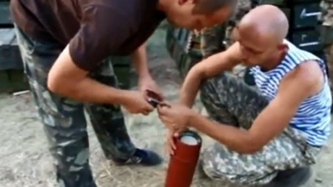 Украинские военные готовят снаряды с агитационными листовками для Донецка, Луганска и Горловки