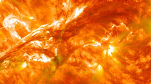 NASA показало процес від'єднання "темної плями" від Сонця