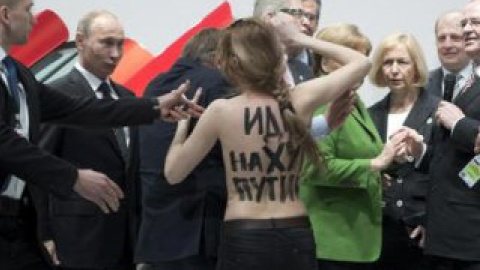 Девушки были задержаны охраной, но продолжали выкрикивать лозунги. Фото Femen