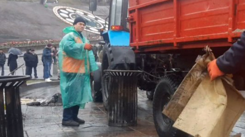Комунальники демонтують намети на Майдані