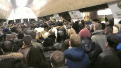 Пассажиры не могли выйти из метро. Фото Клим Братковский