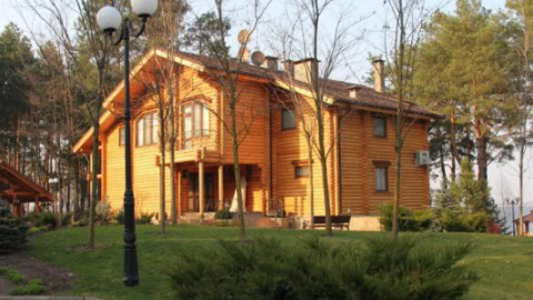 Невідомі пограбували мисливський будинок Януковича в Сухолуччі