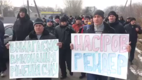 У Переяславі-Хмельницькому пікетують заарештовану податківцями базу "БРСМ-Нафта" 