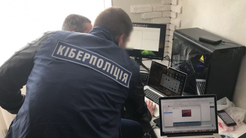 Під час обшуку поліцейські вилучили комп'ютерну техніку і флеш-накопичувачі. Фото: cyberpolice.gov.ua