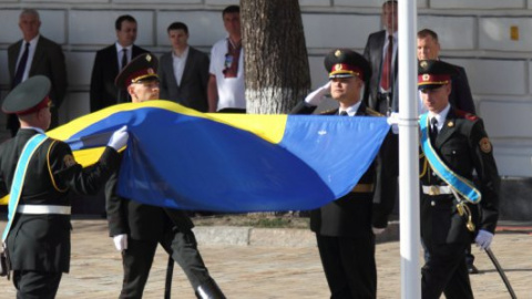 Прапор над Києвом підняв боєць АТО, що прославився на горі Карачун