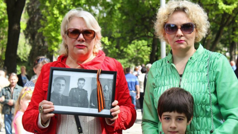У Запоріжжі люди вийшли з георгіївськими стрічками. Фото: facebook.com/atanoissapa