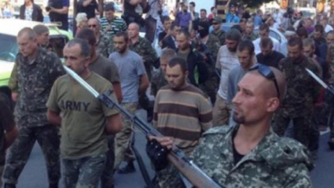 Боевики "ДНР" провели пленных украинцев по "коридору позора"