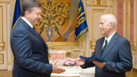 Коротич вел передачи с участием президента. Фото с сайта президента.