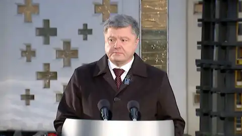 Петро Порошенко під час вшанування пам'яті жертв голодоморів в Україні. Скріншот відео