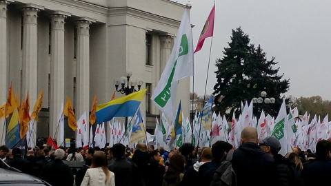 Біля Ради зібралися 2000 мітингувальників: вимагають скасування недоторканності і Антикорупційний суд