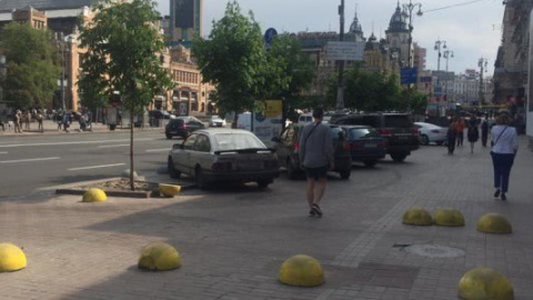 Чернігівець придумав, як паркуватися на Хрещатику в обхід антипаркувальних конструкцій
