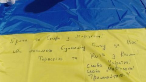 В Киeве развернули километровый флаг в поддержку Мариуполя