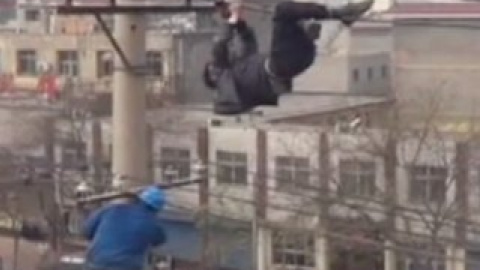 Пьяный китаец повис на высоковольтных проводах  в девяти метрах над землей.  Фото: кадр видеоролика на YouTube