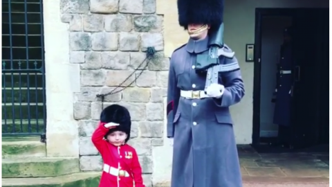 Малюк-гвардієць і справжній королівський гвардієць. Скріншот відео