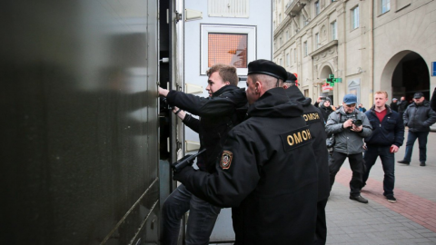 Журналістів просять відійти на безпечну відстань. Фото: TUT.BY
