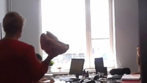 Женщина запустила головой в соцработников из-за того, что они отказались выделить ей разовое дополнительное пособие. Фото: кадр с YouTube.