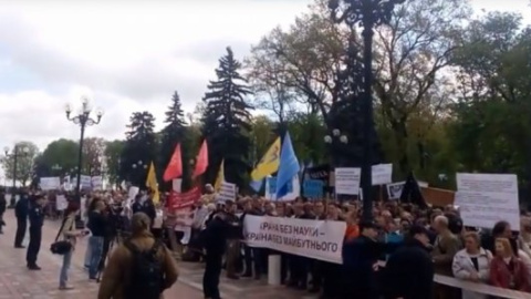 Під Радою розгорівся конфлікт на мітингу за науку