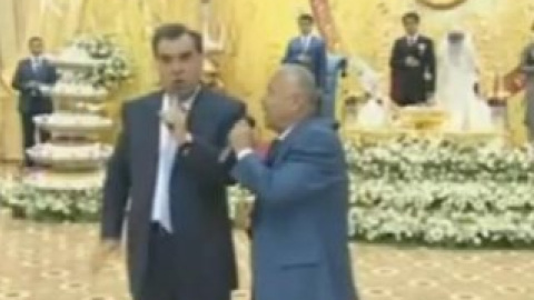 Президент поет на свадьбе сына. Скриншот видео с Youtube