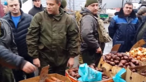 Ватажок ДНР на ринку перевіряв точність терезів пістолетом