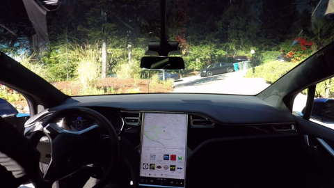 Tesla показала в дії свій новий автопілот