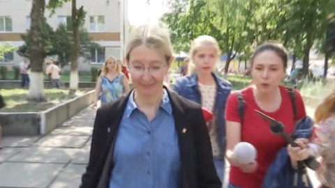 Супрун втекла від журналістів. Скріншот відео 