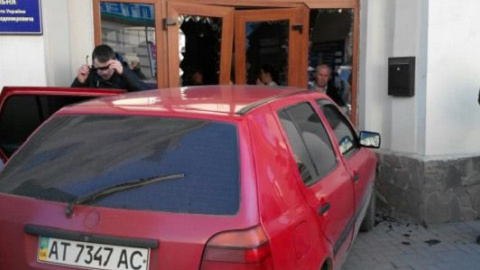 У Коломиї автомобіль "в'їхав" у будівлю міської ратуші