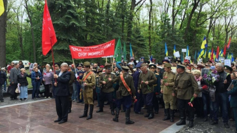 Побилися учасники акції "Безсмертний полк" і "Правий сектор". Фото: 057.ua