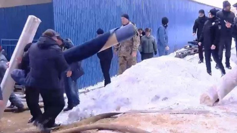 Торговці рятують свої килими з масштабної пожежі на Калинівському ринку