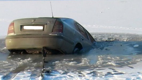 У Полтаві автомобіліст хотів переїхати річку і провалився під лід