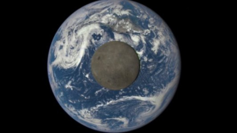 ​NASA показало обратную сторону Луны на фоне Земли