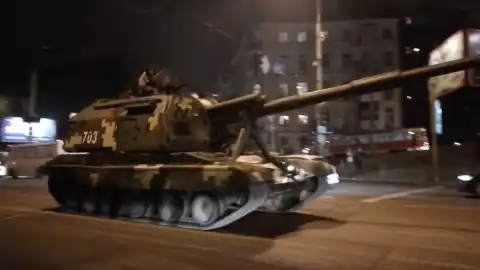 Військова техніка на вулиці В'ячеслава Чорновола в Києві.