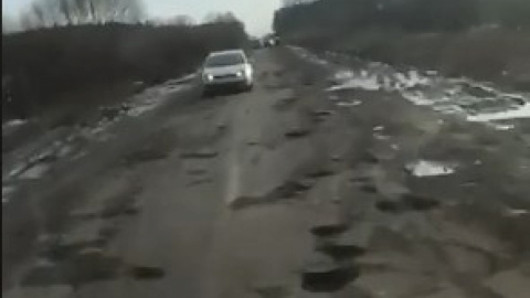 У Львівській області вкрилася суцільними дірками дорога, яку повинні були відремонтувати рік тому