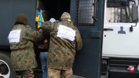 У Львові "зелені чоловічки" завантажили активістів в авто для ув’язнених